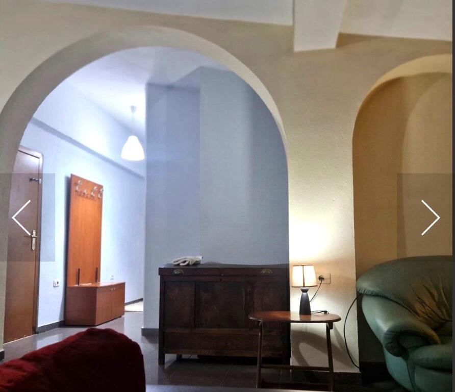 JEPET ME QERA HYRJE 2+1 NE RRUGEN BESA 10 MINUTA NGA SHESHI SKENDERBEJ, QENDRA E TIRANES.