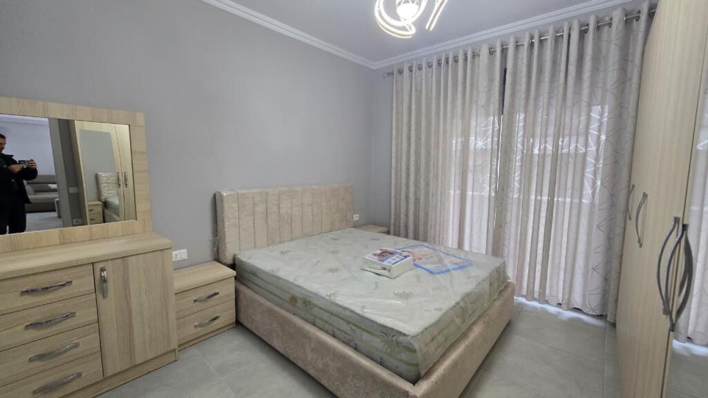 Jepet me qira apartament 2+1+2 te Liqeni i Thatë 1200 euro/muaj