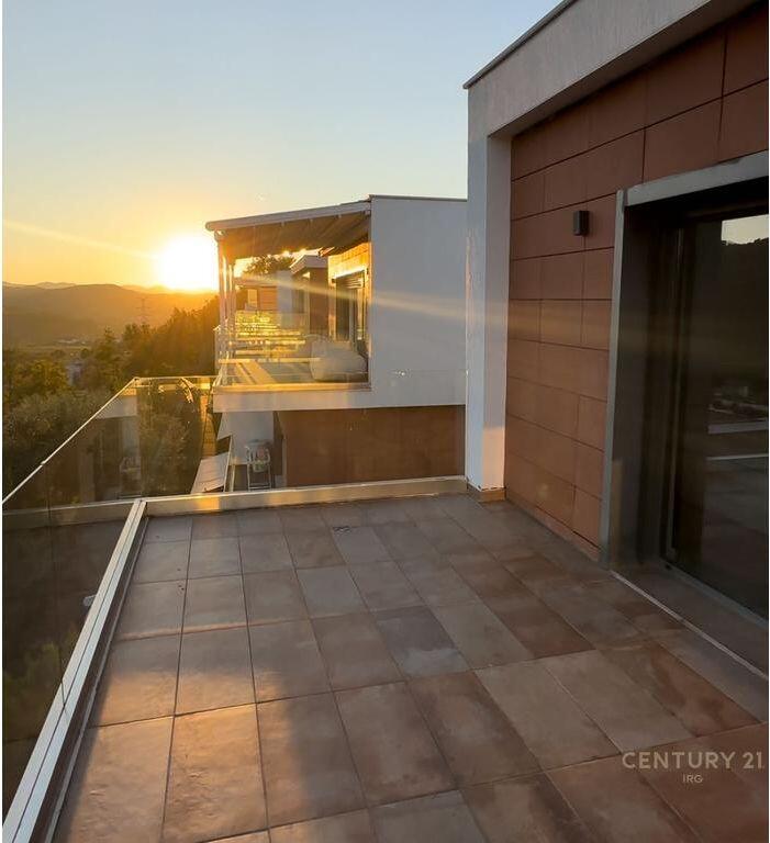 Shitet vilë në rezidencën Olive Grove.