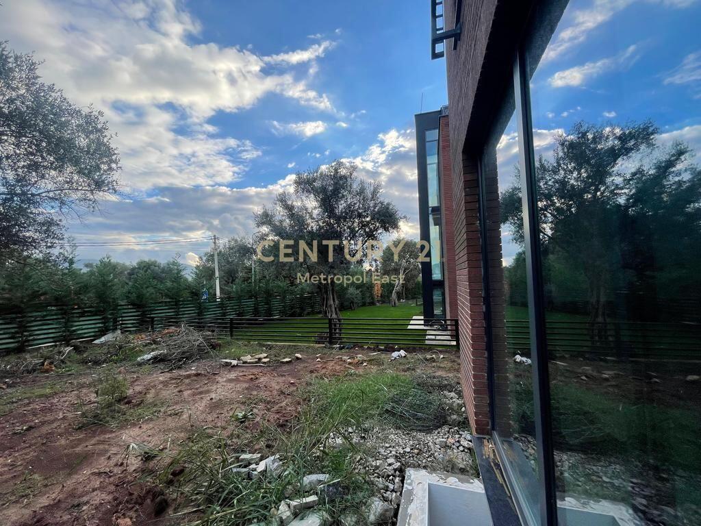 SHITET VILE MODERNE 3-KATESHE ME KOPESHT PRIVAT NE NJE ZONE REZIDENCIALE NE FARKE