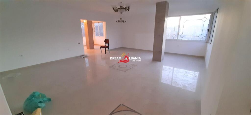 Appartamento penthouse 4+1 con cucina separata in vendita in via Hoxha Tasim vicino a Optika Roma a Tirana (ID 4139087)