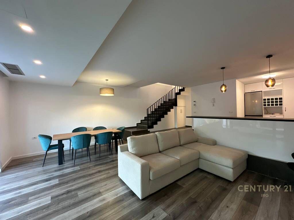 Shitet vilë në rezidencën Olive Grove.