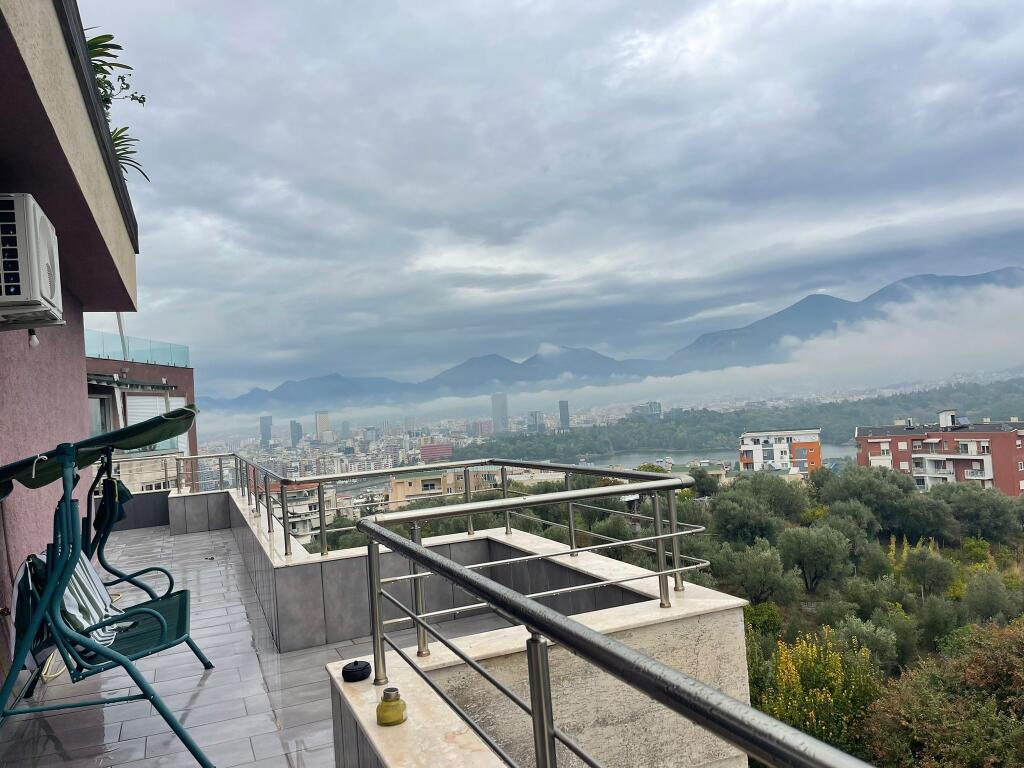 Jepet me qera penthouse liqeni that 799 eu rruga Peti