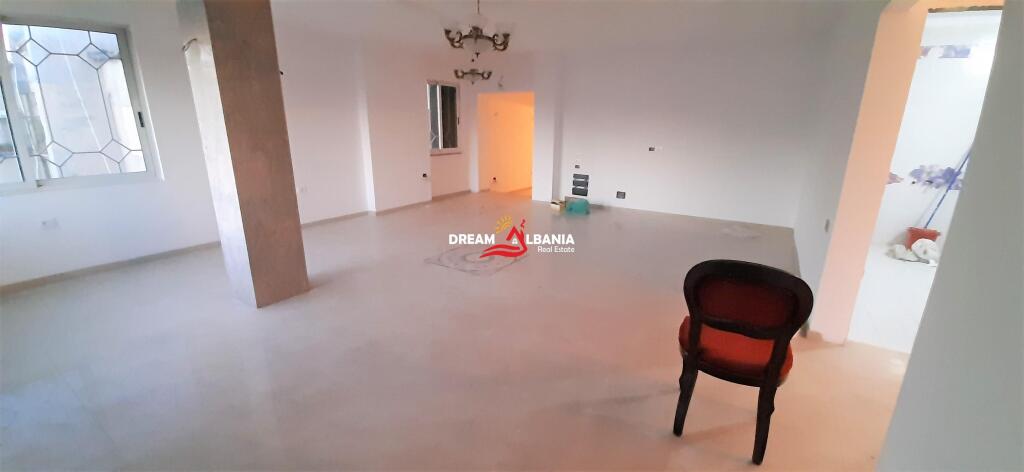 Appartamento penthouse 4+1 con cucina separata in vendita in via Hoxha Tasim vicino a Optika Roma a Tirana (ID 4139087)