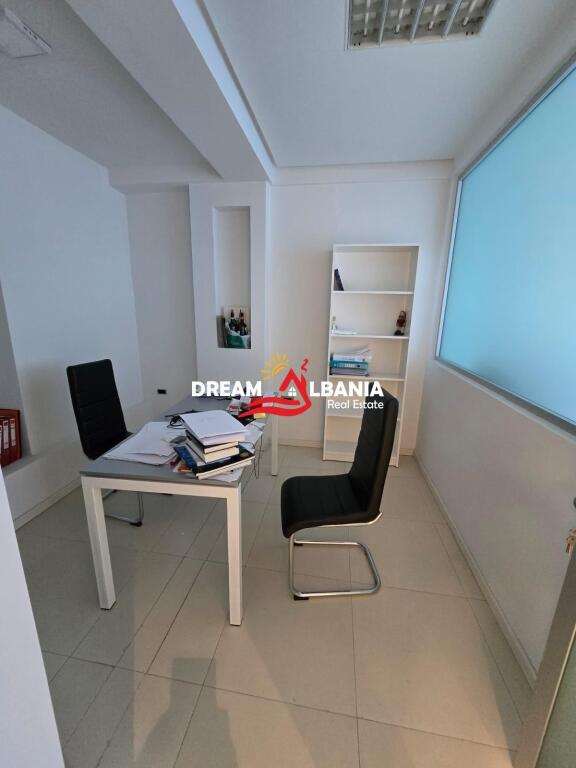 Locale Commerciale/Ufficio in Vendita in Via Elbasanit, vicino allo Stadio Air Albania a Tirana (ID 4161089)
