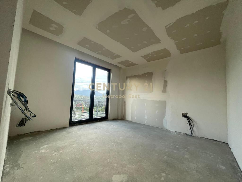 SHITET VILE MODERNE 3-KATESHE ME KOPESHT PRIVAT NE NJE ZONE REZIDENCIALE NE FARKE