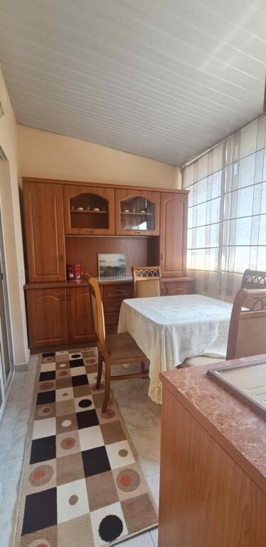 Appartamento 3+1 in affitto, Via Dritan Hoxha, vicino all'Università Zoja e Keshillit te Mire, Palazzi di Arabit  Prezzo: 570 euro