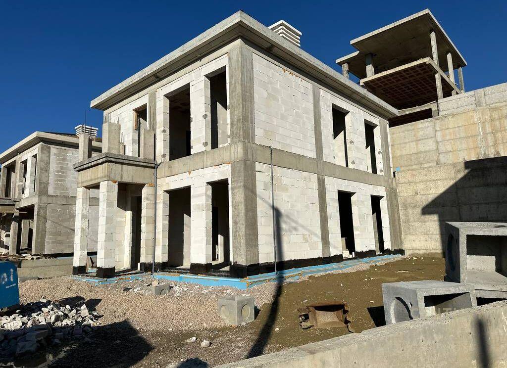 Shitet vilë moderne në rezidencën Rolling Hill – Liqeni.