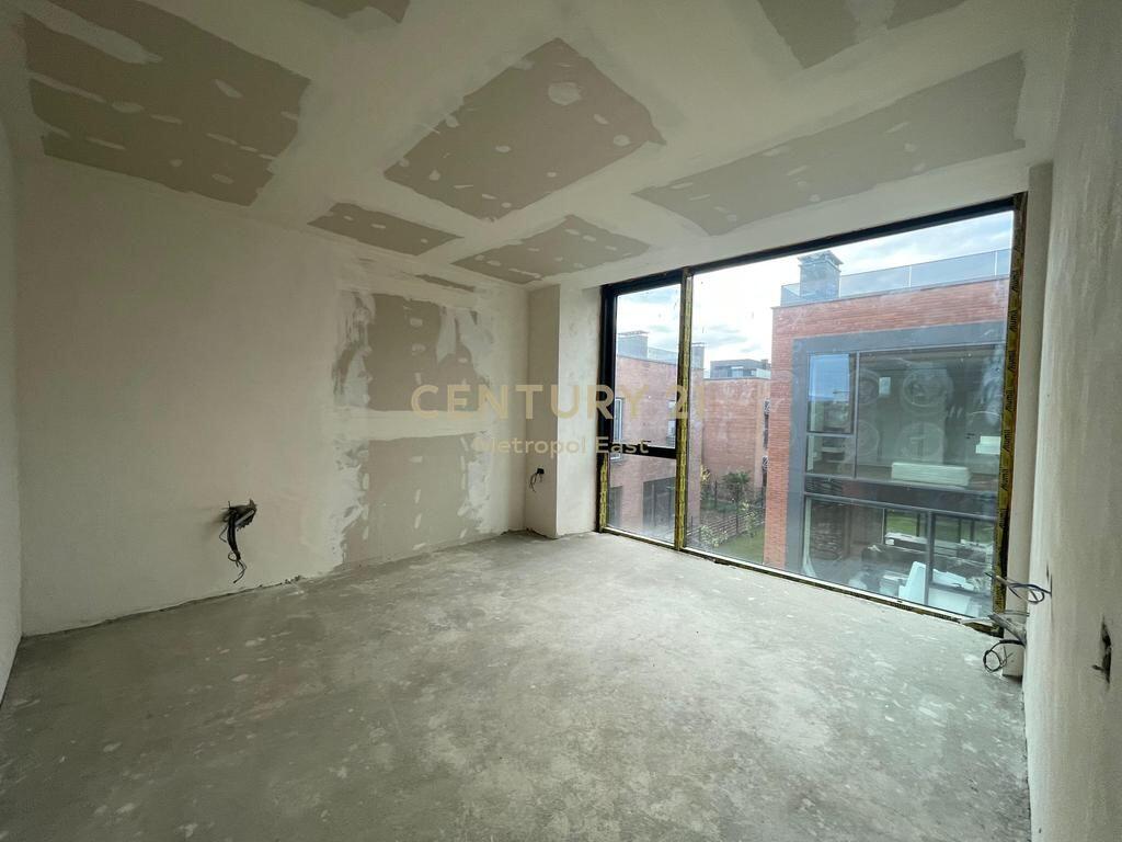 SHITET VILE MODERNE 3-KATESHE ME KOPESHT PRIVAT NE NJE ZONE REZIDENCIALE NE FARKE