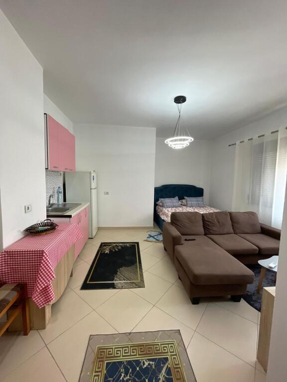 Shitet apartament garsoniere