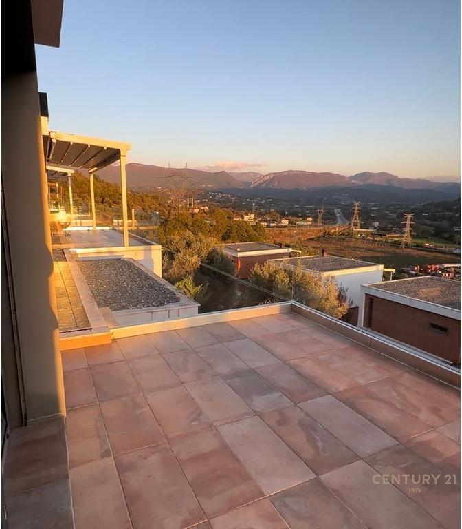 Shitet vilë në rezidencën Olive Grove.