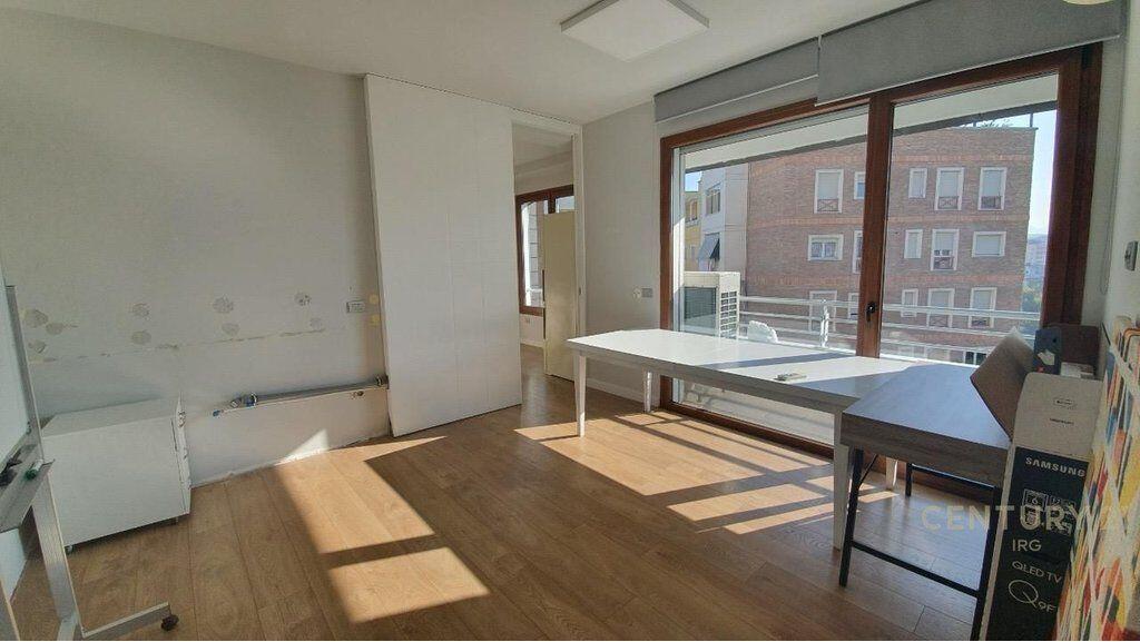 🏢 Zyrë me Qira te Hilton, pranë Delijorgjit – 200 m²