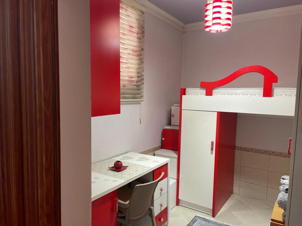 Jepet me qera apartament 2+1 tek rruga Ura!
