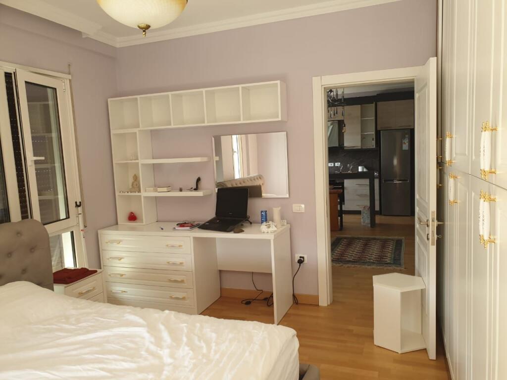 Shitet Apartament 1+1 në Kombinat!