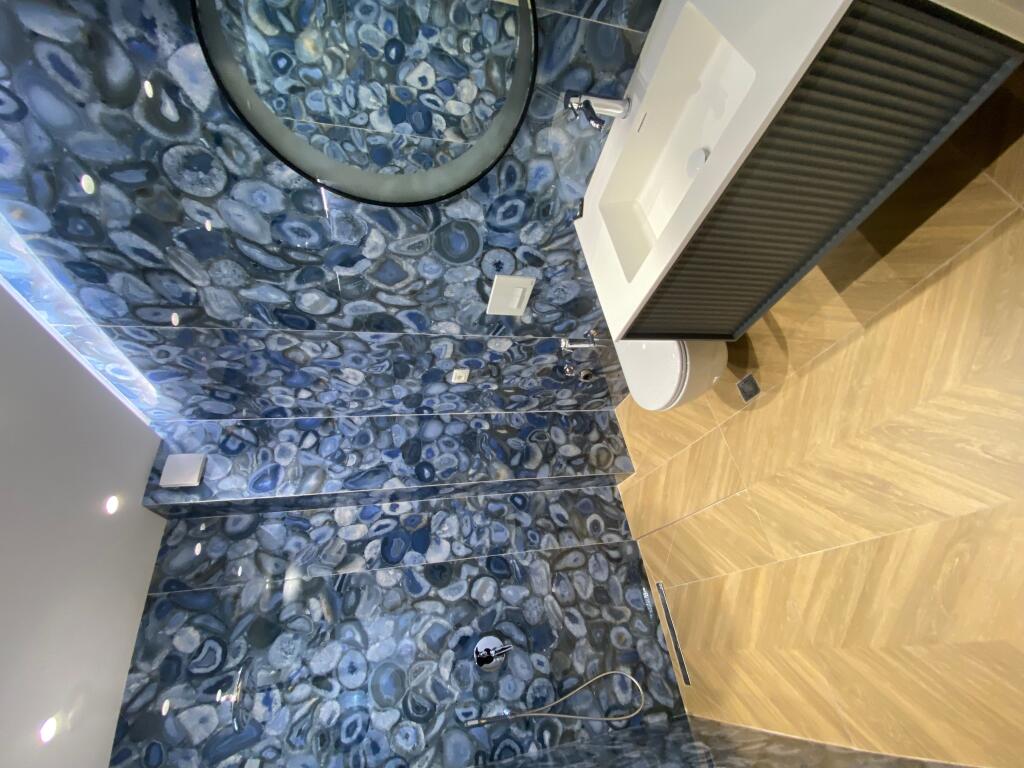 2+1, empty only with false ceiling, 800 euros, near the red school