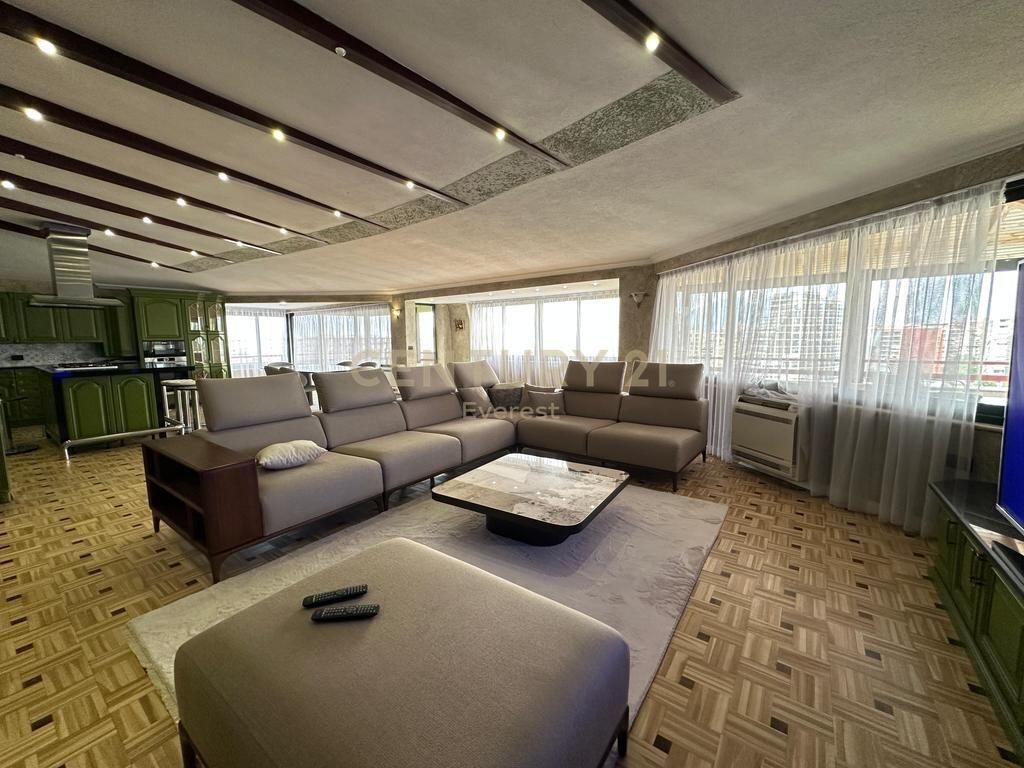Penthouse with fantastic view for sale 330 square meters, tel Liqeni i Tiranes!
