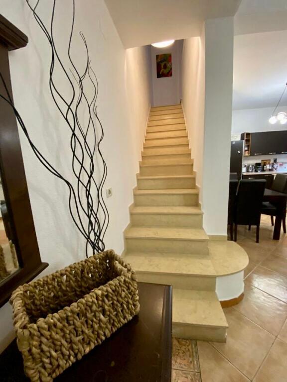 📣 AFFITTO Appartamento Duplex 4+1+2 📍 21-Dhjetori, Vicino Hotel Mondialit ✨  