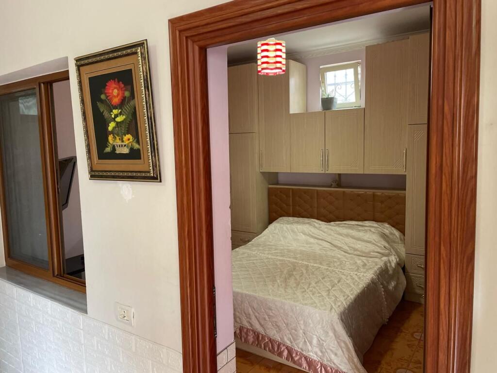Jepet me qera apartament 2+1 tek rruga Ura!
