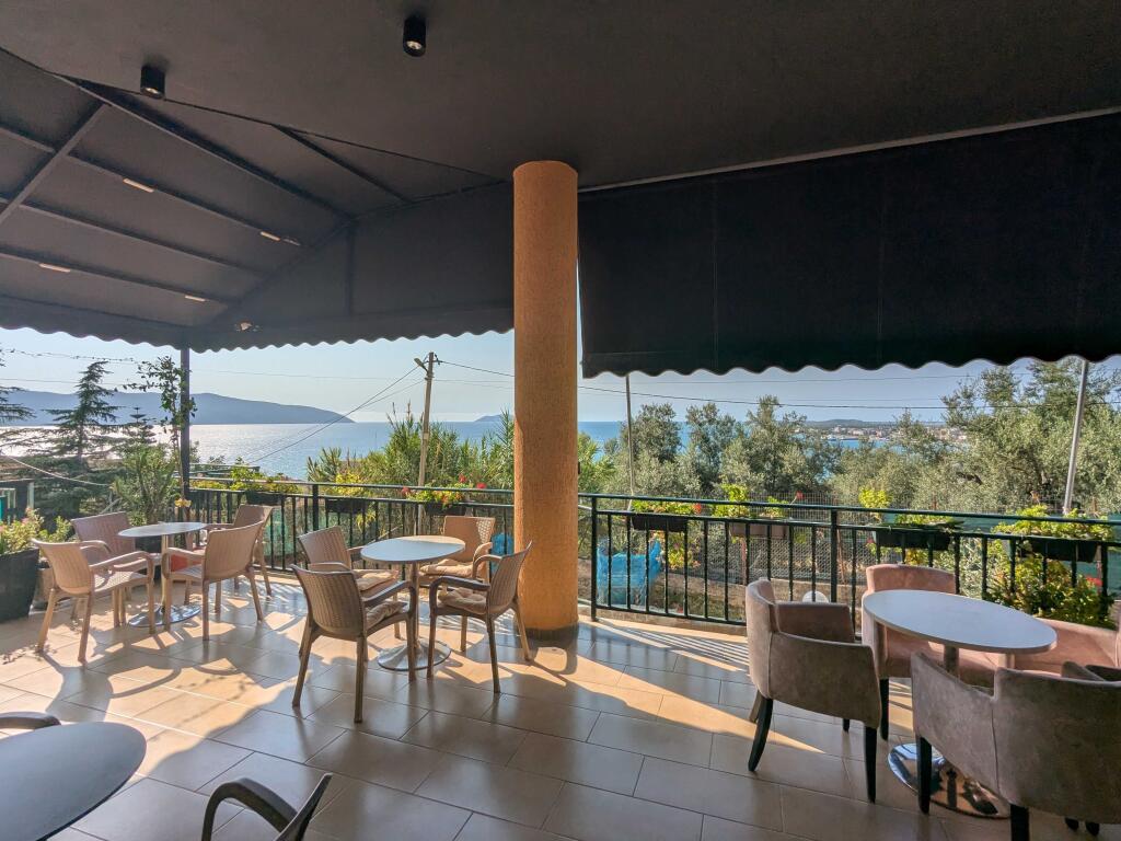 SHITET AMBJENT BIZNESI NE LUNGOMARE VLORE