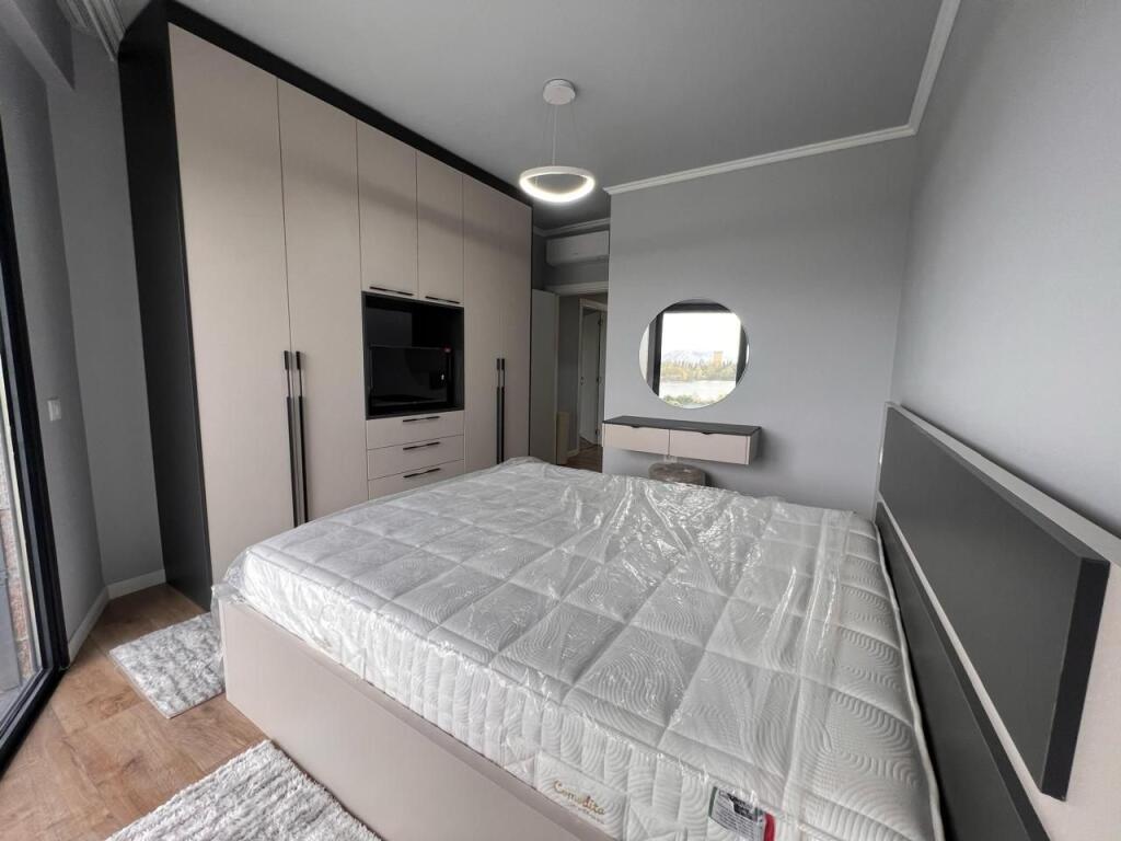 Jepet me qera apartament 2+1 me Post Parkimi Liqeni Thate!