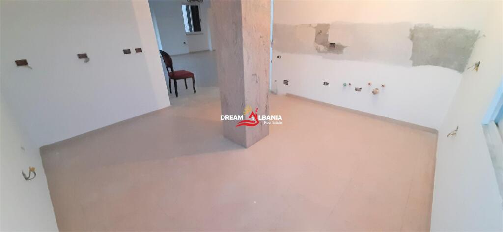 Appartamento penthouse 4+1 con cucina separata in vendita in via Hoxha Tasim vicino a Optika Roma a Tirana (ID 4139087)