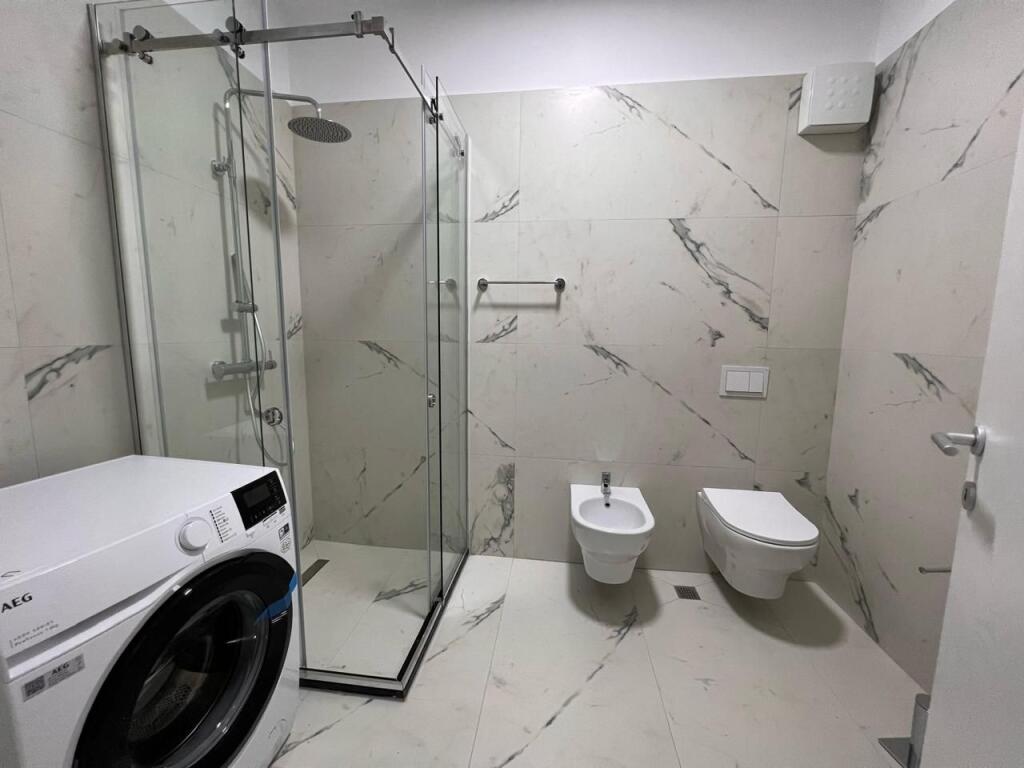 Jepet me qera apartament 2+1 me Post Parkimi Liqeni Thate!