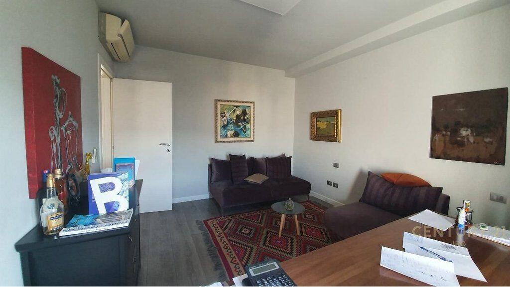 🏢 Zyrë me Qira te Hilton, pranë Delijorgjit – 200 m²