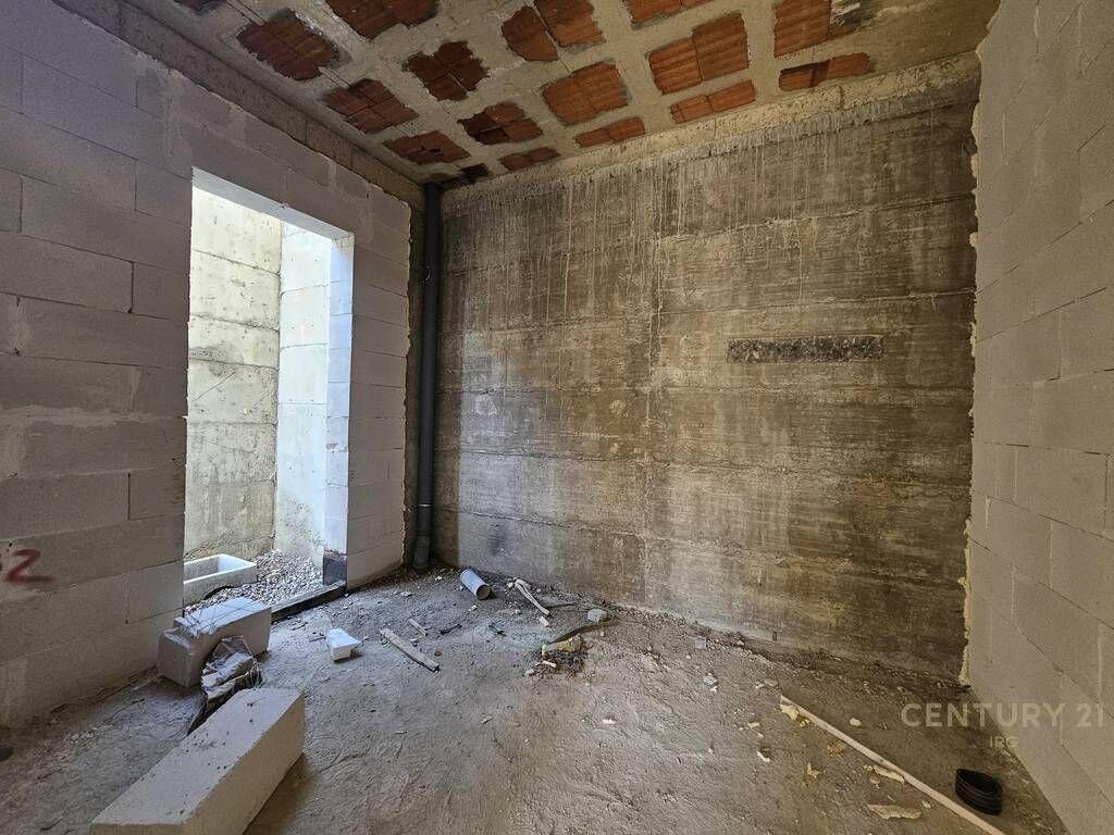 Shitet vilë moderne në rezidencën Rolling Hill – Liqeni.