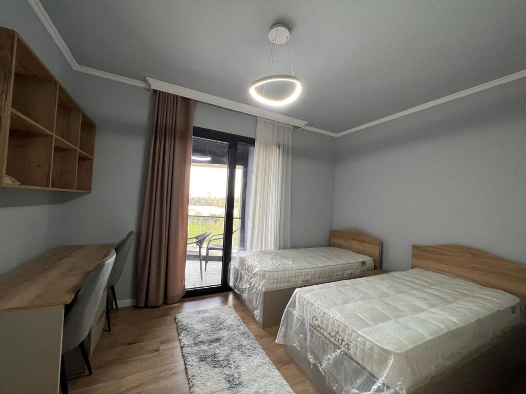 Jepet me qera apartament 2+1 me Post Parkimi Liqeni Thate!