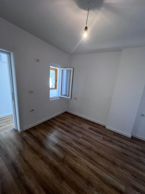 Shitet Apartament 1+1