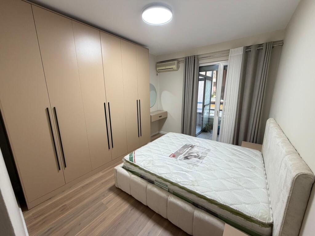 Shitet apartament 2+1+2 📍 Misto Mame, pallatet Çabej – rruga Thoma Koxhaj 📐 101 m² | Kati 2 me ashensor 📑 Me hipotekë – mundësi blerje me kredi  🛋️ Full i mobiluar, i pabanuar më parë 🌅 Orientim Perëndim 🌀 Korridor shpërndarës 🩳 Ballkon që lidh të gjitha ambientet  💶 Çmimi: 16,000,000 lekë