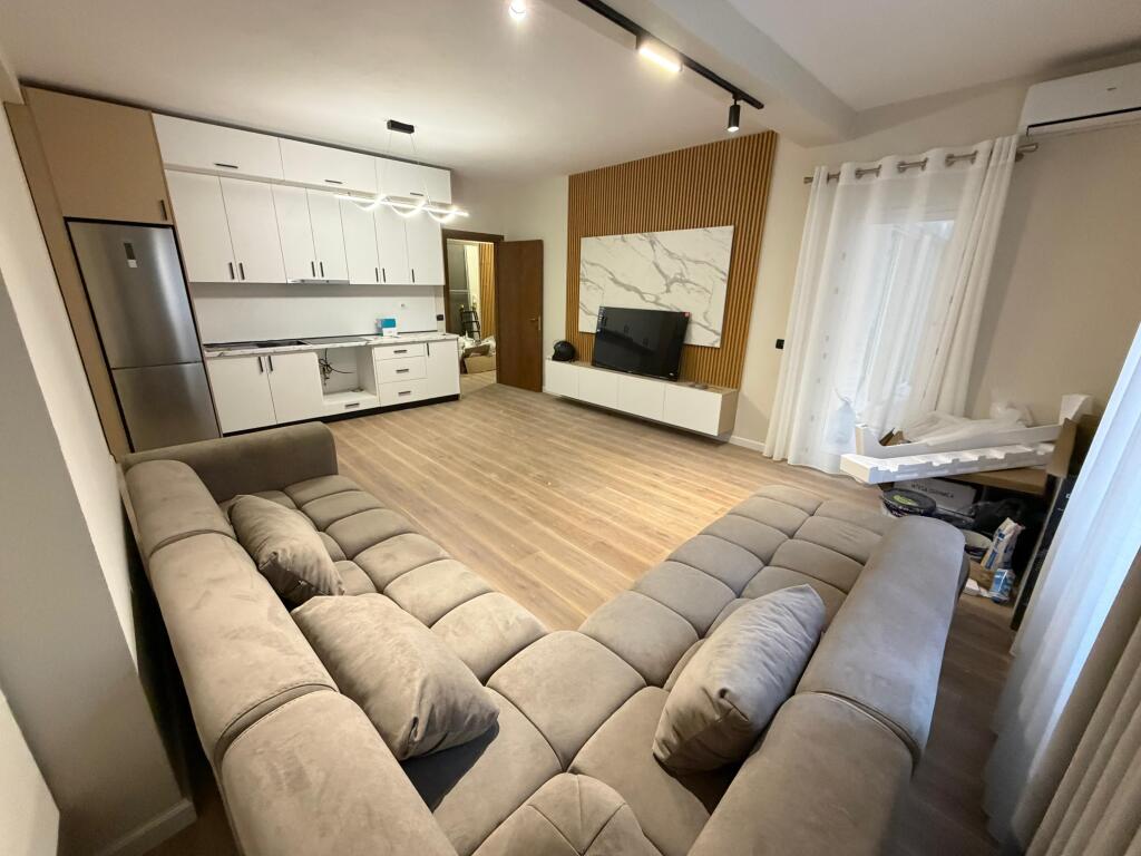 Shitet apartament 2+1+2 📍 Misto Mame, pallatet Çabej – rruga Thoma Koxhaj 📐 101 m² | Kati 2 me ashensor 📑 Me hipotekë – mundësi blerje me kredi  🛋️ Full i mobiluar, i pabanuar më parë 🌅 Orientim Perëndim 🌀 Korridor shpërndarës 🩳 Ballkon që lidh të gjitha ambientet  💶 Çmimi: 16,000,000 lekë