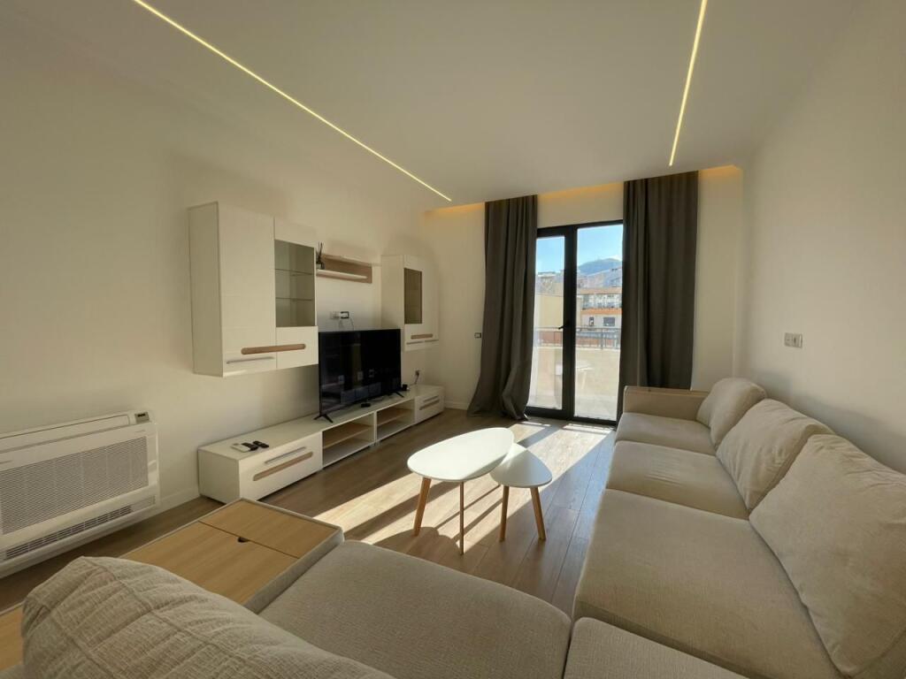 Apartament 2+1 per qira tek Liqeni i Thate.