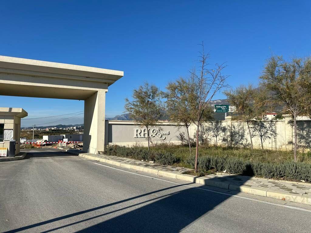 Shitet vilë moderne në rezidencën Rolling Hill – Liqeni.