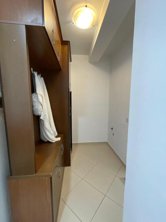 Shitet apartament garsoniere
