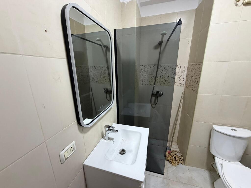 Shitet apartament 2+1+2 📍 Misto Mame, pallatet Çabej – rruga Thoma Koxhaj 📐 101 m² | Kati 2 me ashensor 📑 Me hipotekë – mundësi blerje me kredi  🛋️ Full i mobiluar, i pabanuar më parë 🌅 Orientim Perëndim 🌀 Korridor shpërndarës 🩳 Ballkon që lidh të gjitha ambientet  💶 Çmimi: 16,000,000 lekë