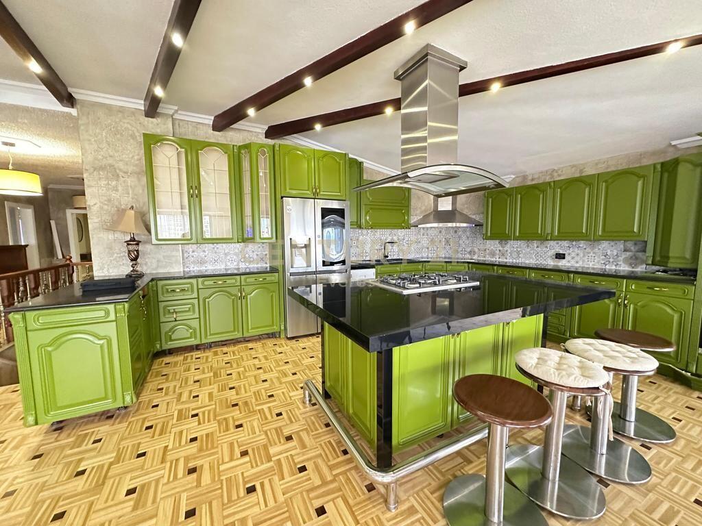 Penthouse with fantastic view for sale 330 square meters, tel Liqeni i Tiranes!