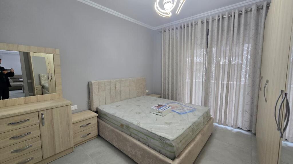 Jepet me qira apartament 2+1+2 te Liqeni i Thatë 1200 euro/muaj