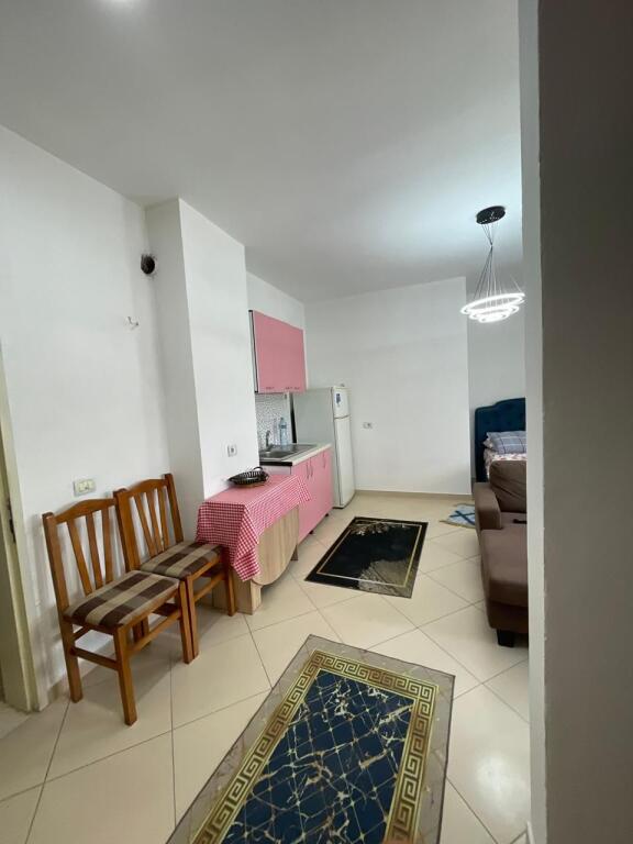 Shitet apartament garsoniere