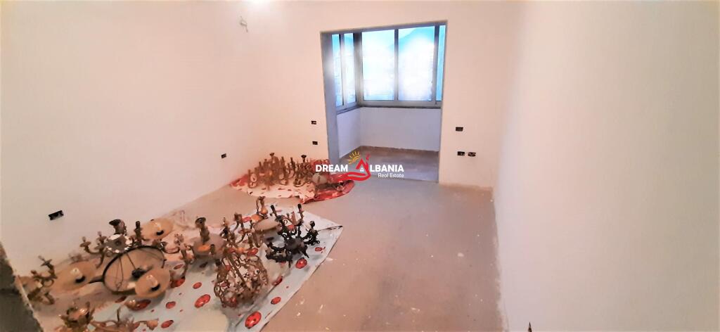 Appartamento penthouse 4+1 con cucina separata in vendita in via Hoxha Tasim vicino a Optika Roma a Tirana (ID 4139087)