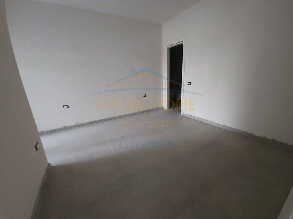 Shitet, Apartament 2+1+Post Parkimi, Liqeni i Thate, Tiranë.