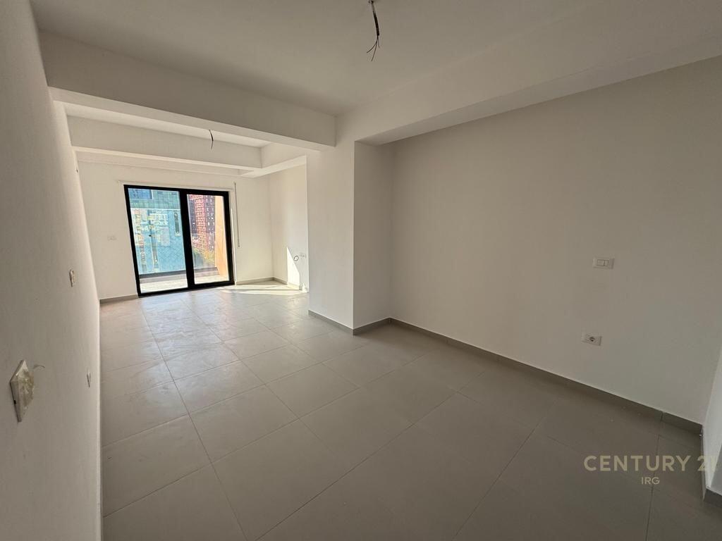 Apartament 3+1+2 tek Rruga e Kavajes.