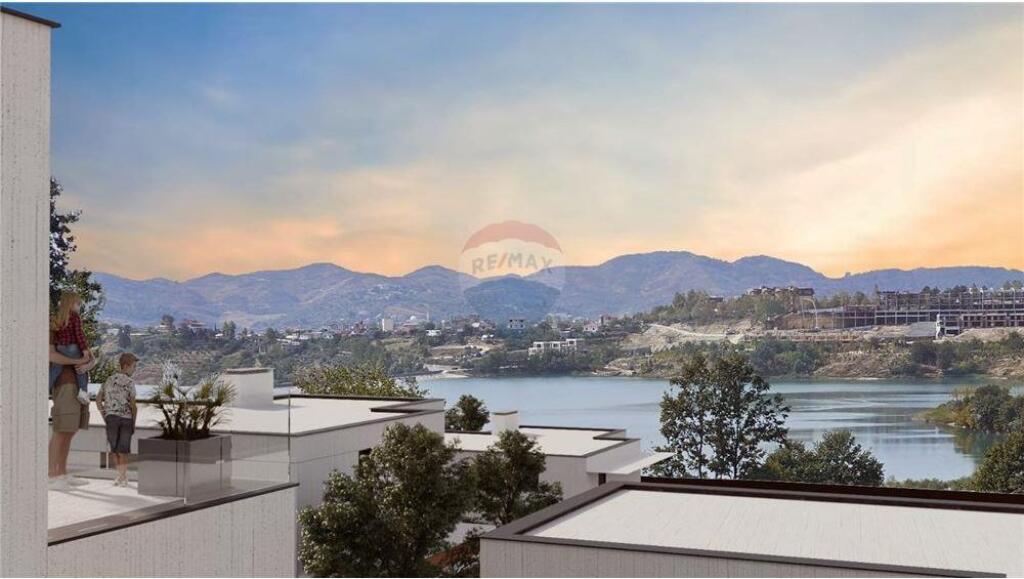 Apartament 3+1 me oborr / Liqeni i Farkes