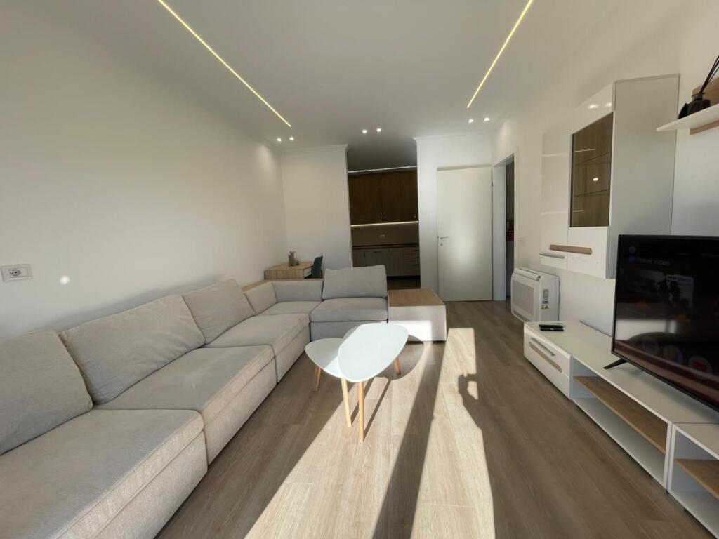 Apartament 2+1 per qira tek Liqeni i Thate.