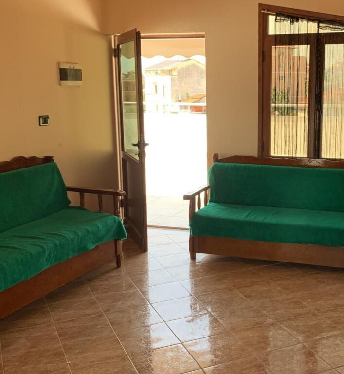 Jepet me qera 2+1, 400 euro, vile private tek rrethrrotullimi i shkozes