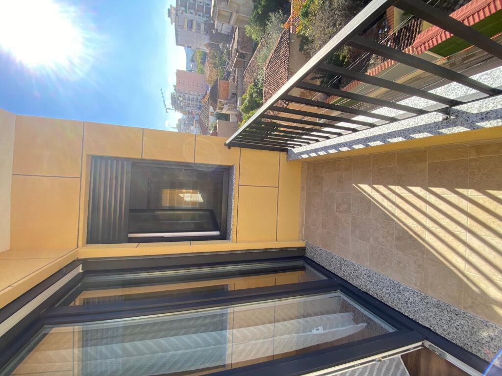 2+1, empty only with false ceiling, 800 euros, near the red school