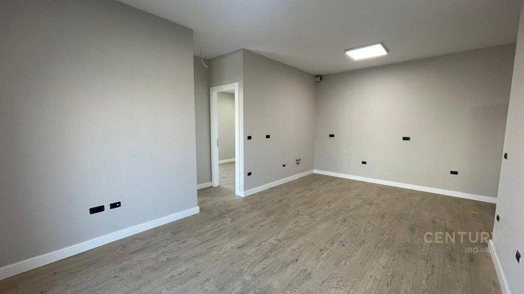 Jepet me qira apartament 2+1+2 ballkone tek Shkolla e Kuqe! 650 € /Muaj