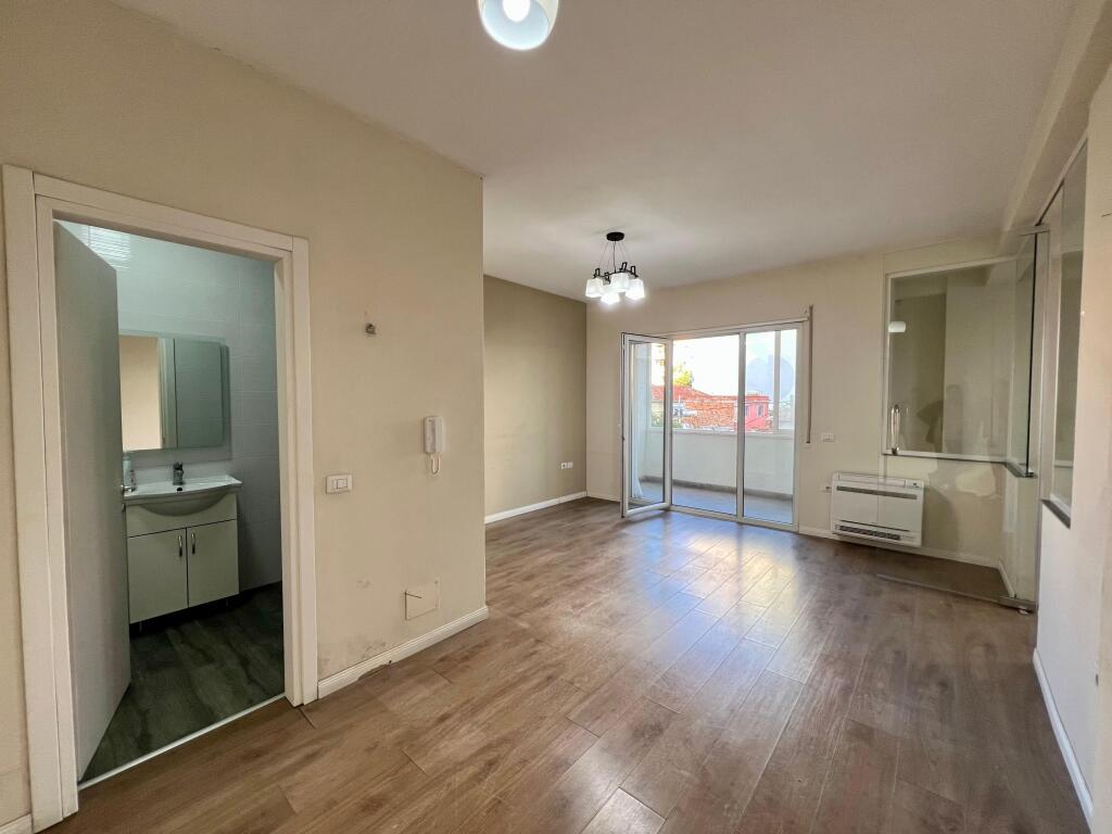 Jepet me qira Apartament 1+1+ Ballkon, “Gjimnazi Partizani”, Tiranë