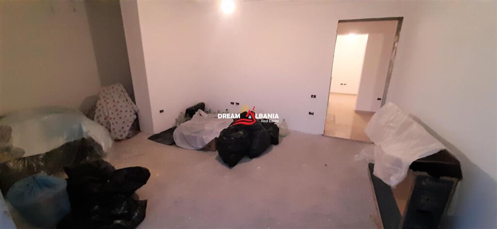 Appartamento penthouse 4+1 con cucina separata in vendita in via Hoxha Tasim vicino a Optika Roma a Tirana (ID 4139087)