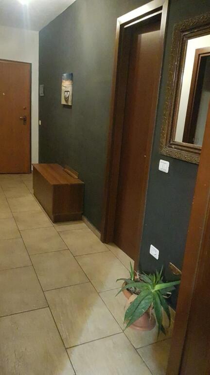 Jepet me qera apartamenti 2+1. Rruga Fortuzi , prane eco market Cmimi: 600 mije leke